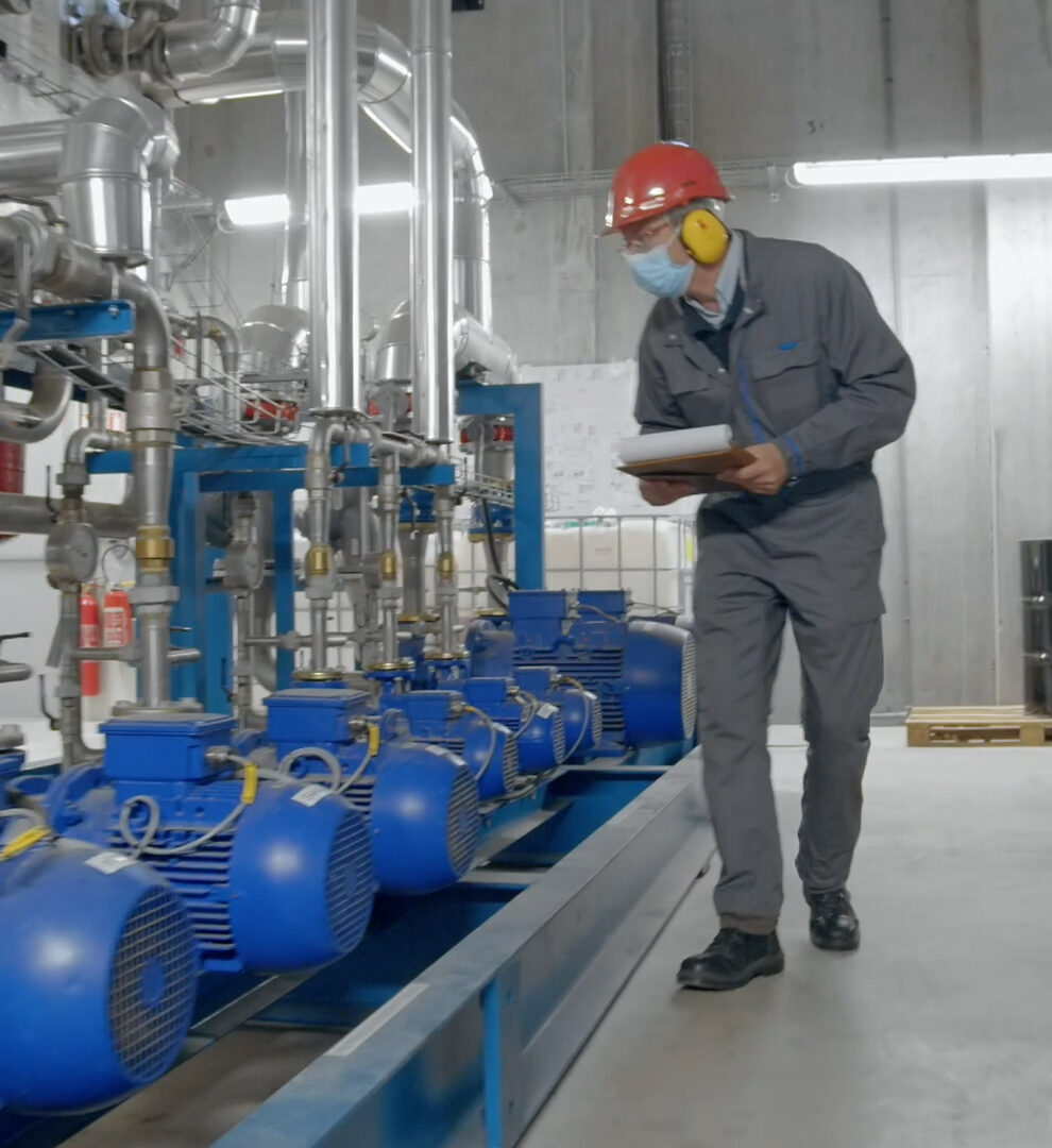 Homme marchant dans la salle des énergies