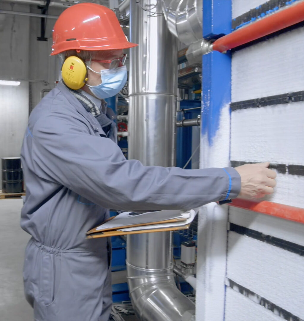 Homme dans la salle des énergies