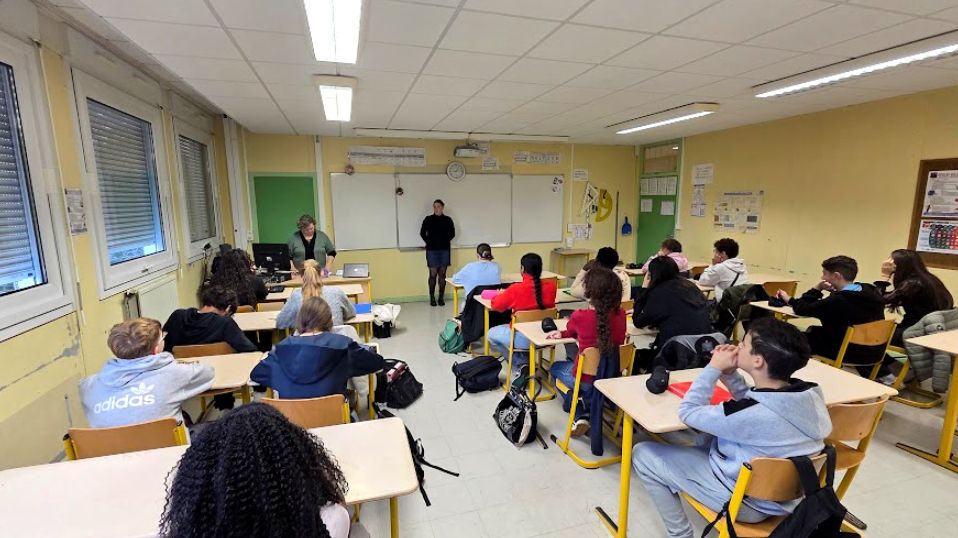 La classe de troisième du collège Max Jacob réunis pour un atelier recherche de stage avec Elise Riou, chargée du développement RH chez MerAlliance.